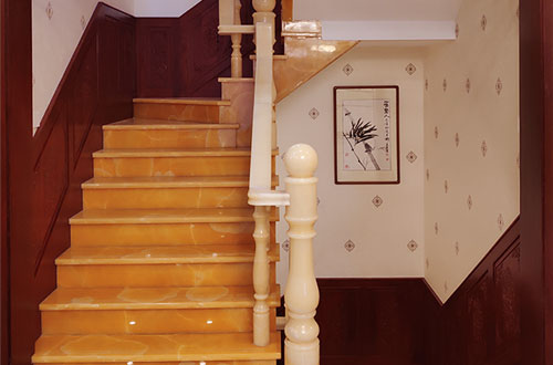 韶关中式别墅室内汉白玉石楼梯的定制安装装饰效果