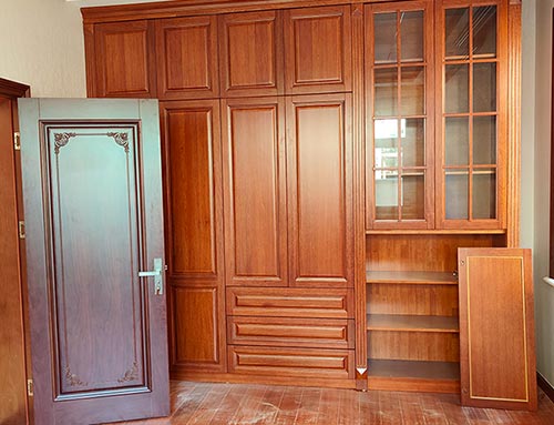韶关中式家庭装修里定制的实木衣柜效果图